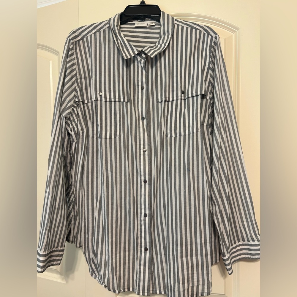 Cato white/gray stripe snap front collard blouse size 22/24.